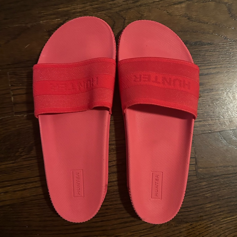 NWOT red/pink Hunter original elastic slide sandal; size 5